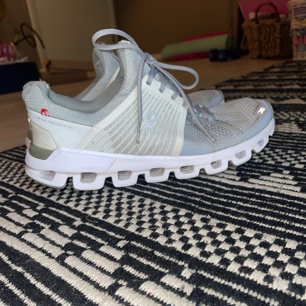 On Cloud Running Shoes Cloudswift Size 8.5 Women's